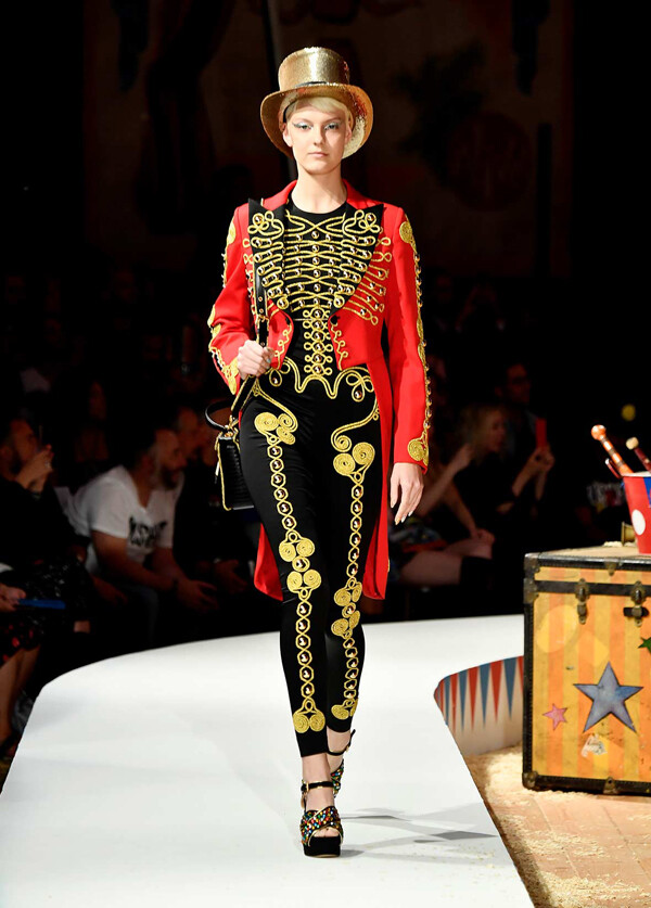 意大利时尚品牌 Moschino 2019 春夏男装及早春女装秀 本季创意总监 Jeremy Scott 以奢华马戏团为主题，在秀场上展示了许多致敬经典嘉年华的作品，为观众带来了一场视觉盛宴。从量身定做的夹克到动物印花图案设计，还有身穿 Oversized 特别造型的小丑装，Scott 给大家带来了一场印象深刻又别出心裁的 Fashion Show～