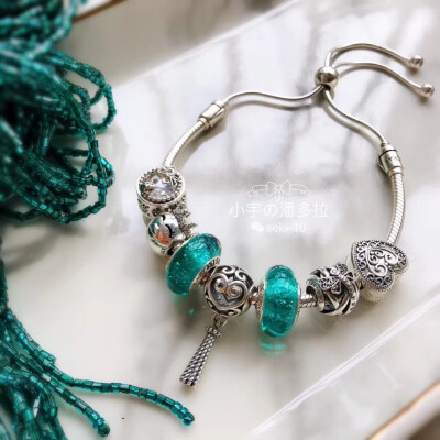 小宇的潘多拉·魔法流苏爱心串珠，搭配Moments银绳手链，带你走进最好的时光。