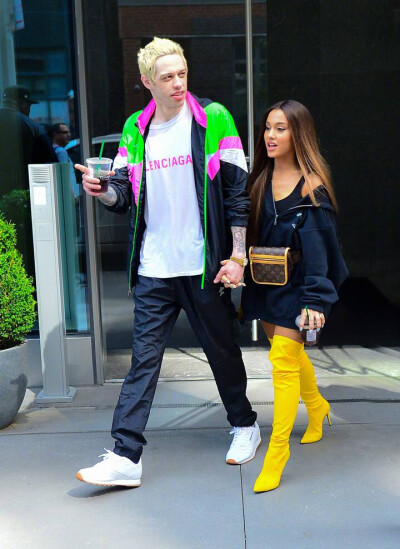 Ariana Grande与未婚夫Pete
甜甜甜甜甜甜