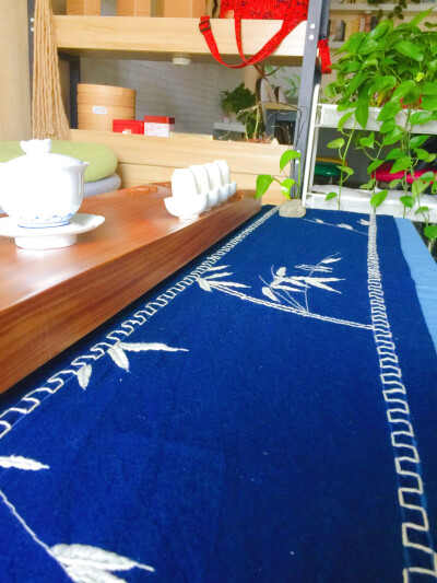 纯手工刺绣茶席，历时四天，选料、设计、刺绣、缝制。