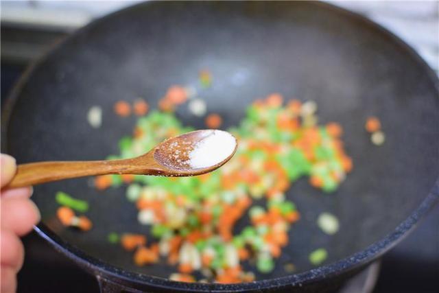 ◢五彩虾仁美味的虾仁，添加了几种蔬菜，不但增加了营养，更让整盘菜充满了色泽的诱惑~食材：虾仁半碗、豌豆40克、胡萝卜40克、香菇1朵、红甜椒30克、油适量、盐适量、淀粉适量、料酒1勺，鸡蛋清1个，葱花5克1.准备食材：香菇、胡萝卜、红甜椒切小丁，虾仁洗净，去虾线2.虾仁中加适量盐，鸡蛋清，加淀粉，拌匀，腌制10分钟3.油热，加入腌制好的虾仁，翻炒至虾仁变色，盛出备用4.锅中底油，加葱花炒香，加胡萝卜、香菇、豌豆，翻炒均匀5.加少许水，盖好锅盖，焖三分钟6.加盐，加料酒，再加炒熟的虾仁7.加入红甜椒丁炒匀即可