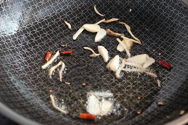 ◢鲜虾豆腐汤看似普通清淡的食材，里面稍微加点辣椒、生抽、香菜等，既是菜又是汤，鲜美还补钙~食材：活虾100克、嫩豆腐1大块、红辣椒1个、生姜6克、葱1棵、花椒少许、盐适量、生抽1茶匙、醋几滴、香菜1棵、淀粉2茶匙1.嫩豆腐切成大小差不多大的小豆腐块2.淀粉加1勺凉水调匀备用3.热锅凉油，放入姜丝、蒜碎、红辣椒炒出香味儿（辣椒可放可不放）然后将姜丝、蒜粒、辣椒拿出来4.倒入活虾再加生抽翻炒，炒至虾变红色出虾油即可5.倒入2碗凉水，大火烧开6.倒入豆腐，滴上几滴醋烧开后，再倒入淀粉水勾芡（淀粉水不要太浓稠，放了淀粉水勾芡可以让汤更加鲜美滑口）7.煮开后关火，撒上葱花和香菜，装盘