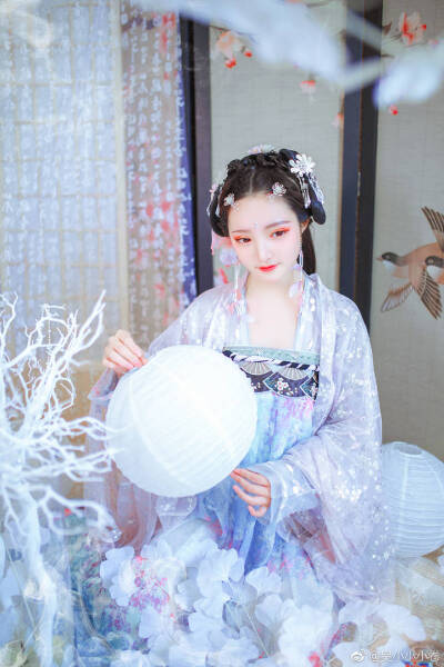 白绫纱，青丝发，眉目亦如画。 ​​​​
#天津约拍##天津汉服约拍##天津汉服写真##天津约拍啦#
摄影：@吴小小小卷
