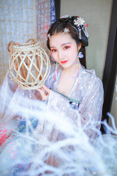 白绫纱，青丝发，眉目亦如画。 ​​​​
#天津约拍##天津汉服约拍##天津汉服写真##天津约拍啦#
摄影：@吴小小小卷
