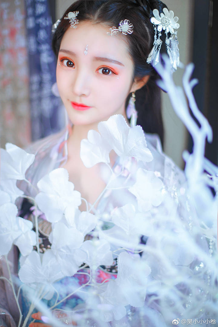 白绫纱，青丝发，眉目亦如画。 ​​​​
#天津约拍##天津汉服约拍##天津汉服写真##天津约拍啦#
摄影：@吴小小小卷
