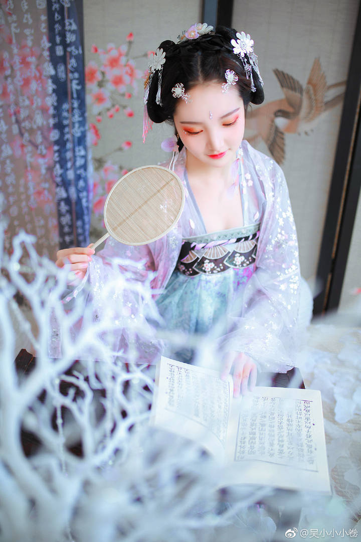 白绫纱，青丝发，眉目亦如画。 ​​​​
#天津约拍##天津汉服约拍##天津汉服写真##天津约拍啦#
摄影：@吴小小小卷
