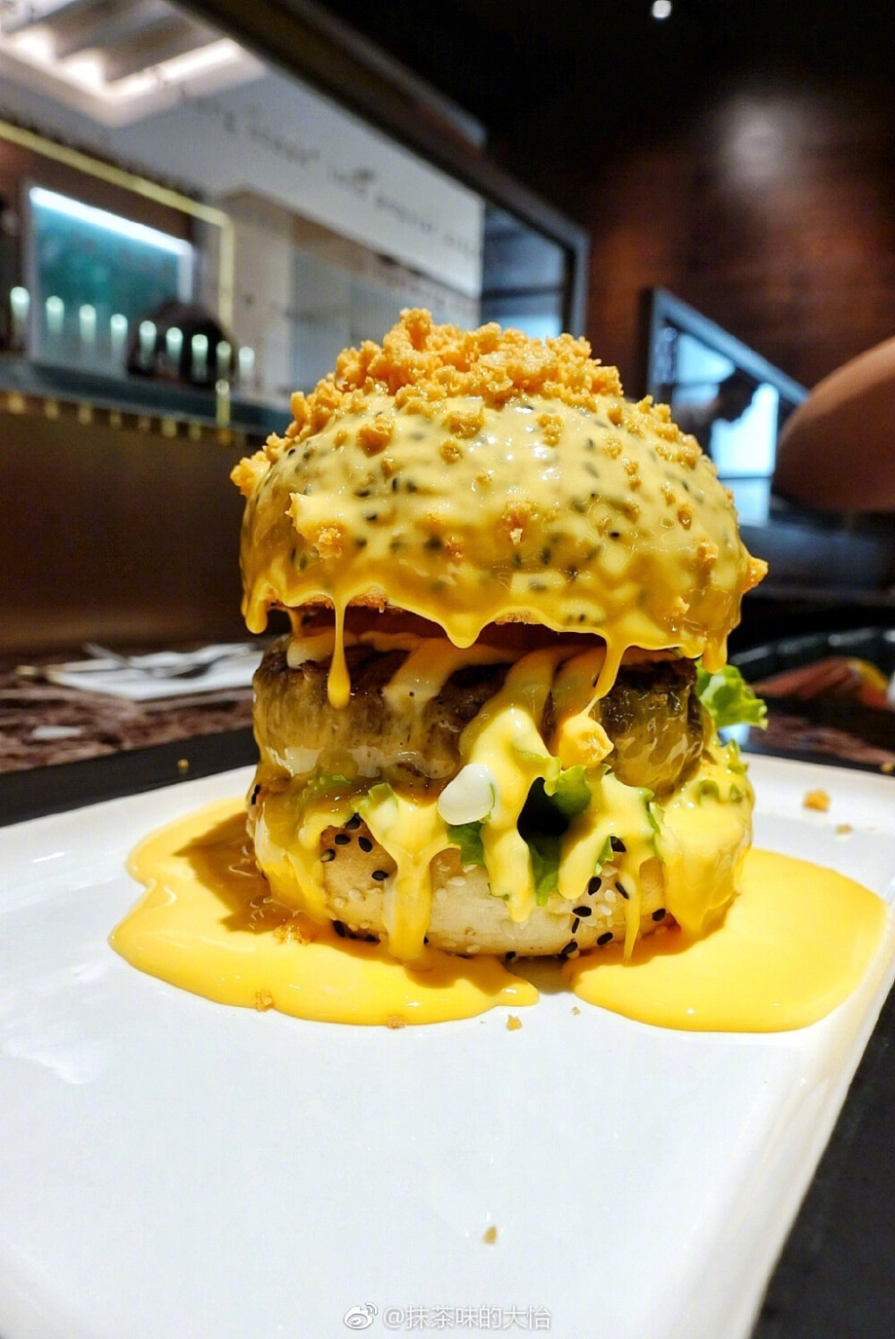 上海美食✨LETS BURGER&amp;LOBSTER✨感谢分享：@抹茶味的大怡 看店名就知道是主打汉堡和龙虾的一家店了，之前在微博上被疯狂种草了他家的瀑布芝士汉堡，心心念念感觉去拔草了。兴业太古汇一楼迪奥旁边，工作日一点左右去的，不用排队。瀑布芝士牛肉汉堡！太惊艳了！扎实的汉堡端上桌后，一碗微微化开的芝士淋上，真瀑布没错了！表面再撒上酥脆的芝士碎，看着就直流口水！用刀小心翼翼的切开，厚厚一大块牛肉饼，肉质紧实多汁，加上生菜番茄还有莴苣？？？和事先腌制过甜甜的洋葱，不爱吃洋葱星人也很喜欢！搭配上外层包裹的浓浓芝士，一大口咬下去不要太满足！龙虾披萨，不像之前那些龙虾披萨都是用