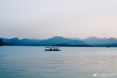 西湖傍晚下的西湖，天色渐渐暗下来。水墨画的湖面，还有散步的人儿。湖边的外婆家，再来一份红烧肉。星星点点之下，还有唱歌的酒吧。※画重点:南山路的西湖段，依旧是我的最爱。它更生活化，游客会少很多，散步的市…