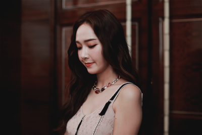 郑秀妍（Jessica Jung），1989年4月18日出生于美国加利福尼亚州旧金山市，韩国女歌手、演员、设计师。