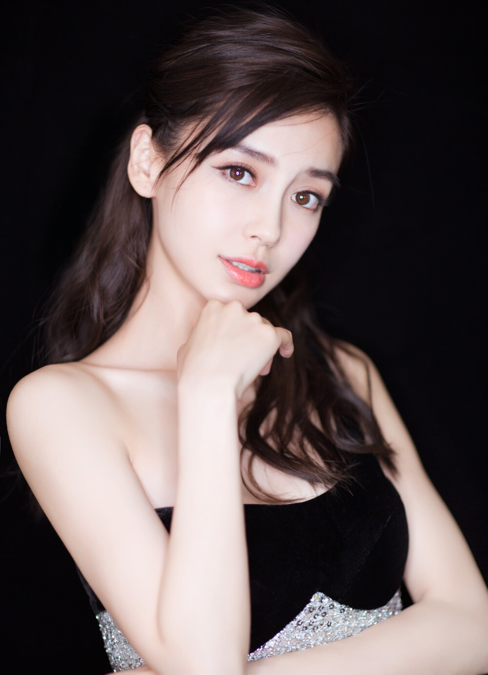 杨颖（Angelababy），1989年2月28日出生于上海市，华语影视女演员、时尚模特。2003年，Angelababy以模特身份在香港出道。2007年，她开始将工作重心转向大银幕。2011年在爱情片《夏日乐悠悠》中首次担任女主角。2012年凭借言情片《第一次》获得第13届华语电影传媒大奖最受瞩目女演员奖。2014年凭借真人秀《奔跑吧兄弟》赢得广泛关注；同年，她还因出演古装片《狄仁杰之神都龙王》获得第21届北京大学生电影节最受欢迎女演员奖。2015年，其主演的冒险片《鬼吹灯之寻龙诀》票房突破16亿人民币，而她也凭借该片获得第33届大众电影百花奖最佳女配角奖。2017年其主演的古装剧《孤芳不自赏》取得全国同时段电视剧收视冠军。