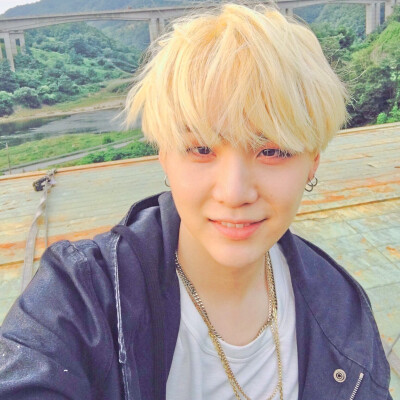 闵玧其 SUGA