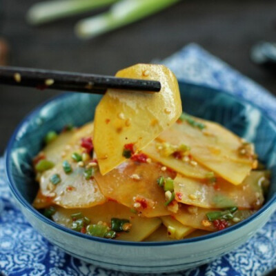 【凉拌香辣土豆片】好吃又百搭，凉拌香辣土豆片了解一下`食材：土豆(中等大小)2个，小葱适量，味极鲜酱油3汤匙，芝麻油1汤匙，盐适量，辣椒面适量，白芝麻适量，花椒粒一小撮，食用油适量步骤：❶土豆去皮切片，用清…