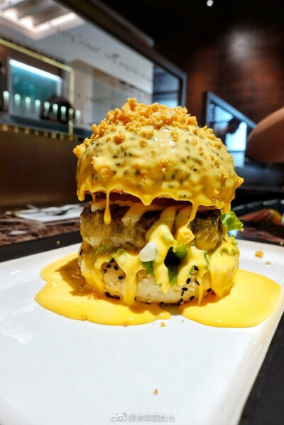 ✨LETS BURGER&amp;LOBSTER✨看店名就知道是主打汉堡和龙虾的一家店了，之前在微博上被疯狂种草了他家的瀑布芝士汉堡，心心念念感觉去拔草了。兴业太古汇一楼迪奥旁边，工作日一点左右去的，不用排队。瀑布芝士牛肉…