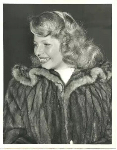 穿皮草的丽塔海沃斯