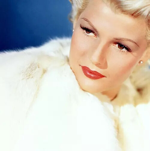 穿皮草的丽塔海沃斯