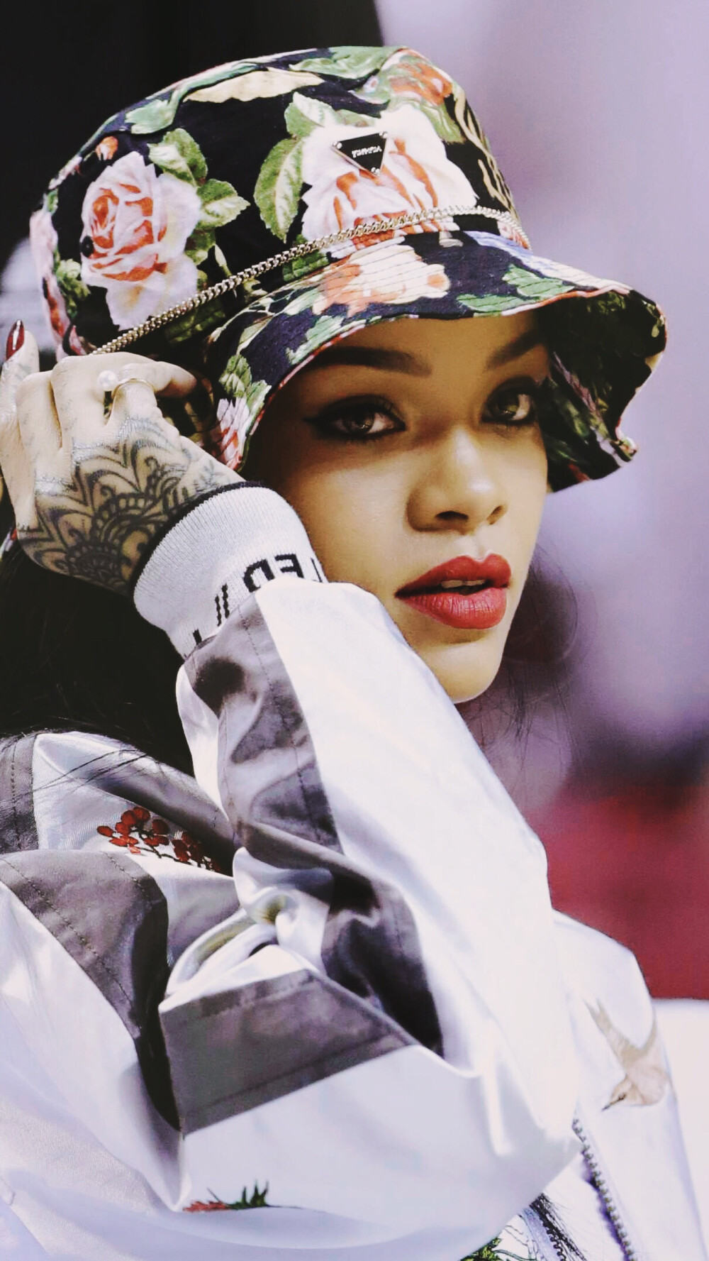 蕾哈娜（Rihanna），全名罗比恩·蕾哈娜·芬缇（Robyn Rihanna Fenty），1988年2月20日出生于巴巴多斯圣迈克尔区，在美国发展的巴巴多斯籍女歌手、演员、模特。