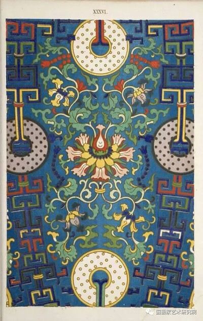 纹饰指提花织物上的花纹图案。主要题材分为自然景物和各种几何图形(包括变体文字等)两大类，有写实、写意、变形等表现手法。设计纹样不仅题材要新颖、艺术上要灵活变化，还要结合织物组织结构特点、织造工艺和织物用…
