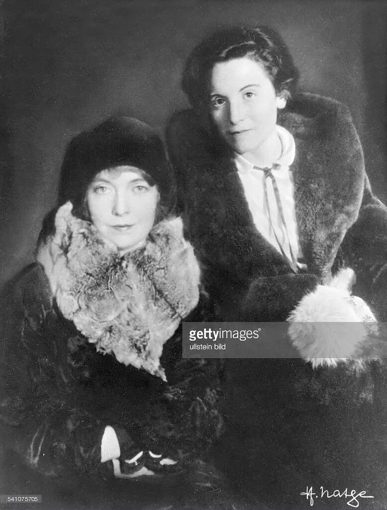  Lillian Gish with Elisabeth Bergner 1928