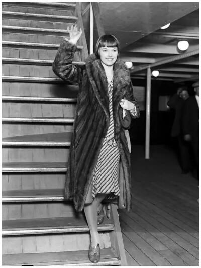 穿皮草的露易丝·布鲁克斯 Louise Brooks