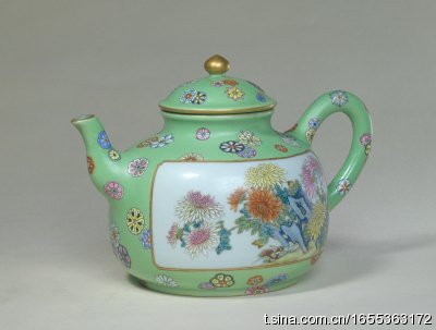 绿地粉彩开光菊石纹茶壶，清乾隆，通高13cm，口径6.5cm，足径9.2cm。   壶身方扁，曲柄，短流，圈足。壶盖隆起，金彩宝珠顶。