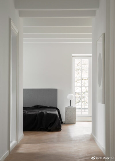 norm architects 近日完成了位于丹麦哥本哈根的一座历史别墅的改造，改造后的室内光照充足，具有充满微妙对比的极简主义风格。#求是爱设计# ​