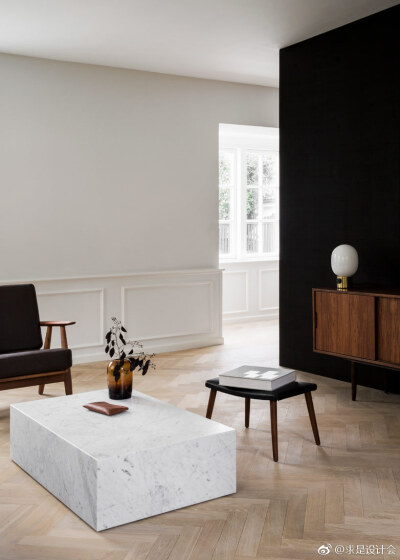 norm architects 近日完成了位于丹麦哥本哈根的一座历史别墅的改造，改造后的室内光照充足，具有充满微妙对比的极简主义风格。#求是爱设计# ​
