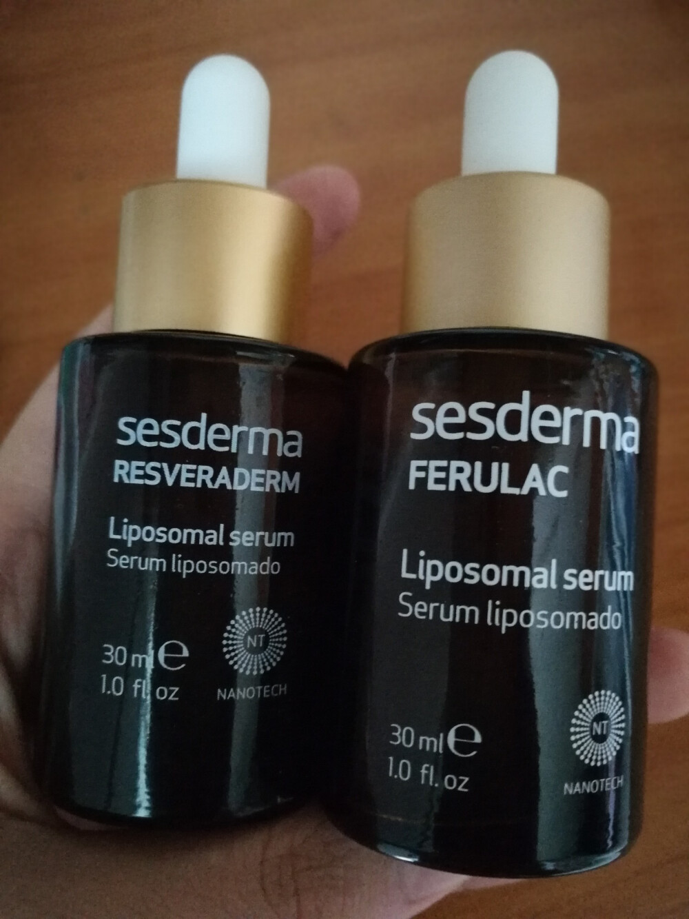 ［sesderma 抗氧化精华］ Reversderm白藜芦醇精华和Ferulac阿魏酸精华，白藜芦醇用了是真的白，是均匀肤色的感觉，阿魏酸感觉不到什么，但两者我是搭配使用，毕竟抗氧化要从年轻做起。阿魏酸要注意防晒，白藜芦醇就没那么多要求了。相比安瓶来说，我觉得这个真的划算，推荐推荐！