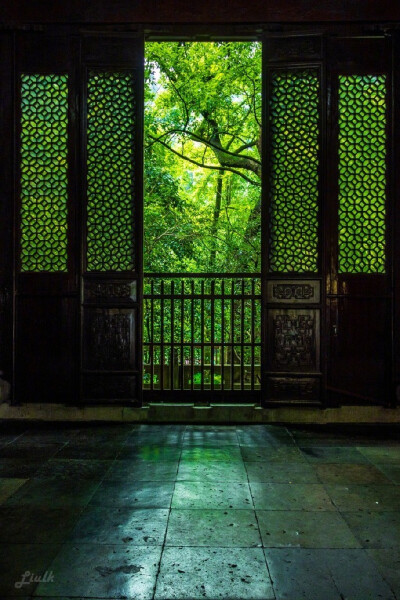 翠树藏古寺,深林隐岫远。 ​