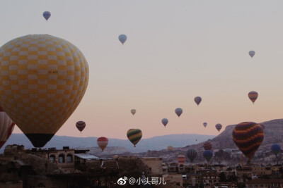 最美的景留到旅途的最尾最美的景要起得最早 凌晨四点半起床追了一场此生无憾的日出&quot;期望飞上恬静月球遥望每家的窗谁伴深爱细味露台玫瑰香&quot;感谢分享： 小头哥儿 地址 土耳其·格雷梅 #带着微博去旅行# ​