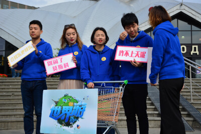 在“亚历山大花园”与外国友人互动猜歌，在“夏宫花园”斗智斗勇，更在“涅瓦河”来了一把游河穿越之旅，#宠粉狂魔周黑鸭#可以说是用尽全力宠溺鸭粉们了。相比前两季出游韩国、台湾和泰国，这次#周黑鸭环球吃货之旅…