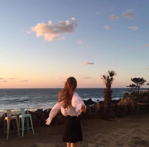 "日子被我过得太无趣了
想蹦迪
想成为你喜欢的女孩 
想借着夏天的风说 
我喜欢你" ​​​​