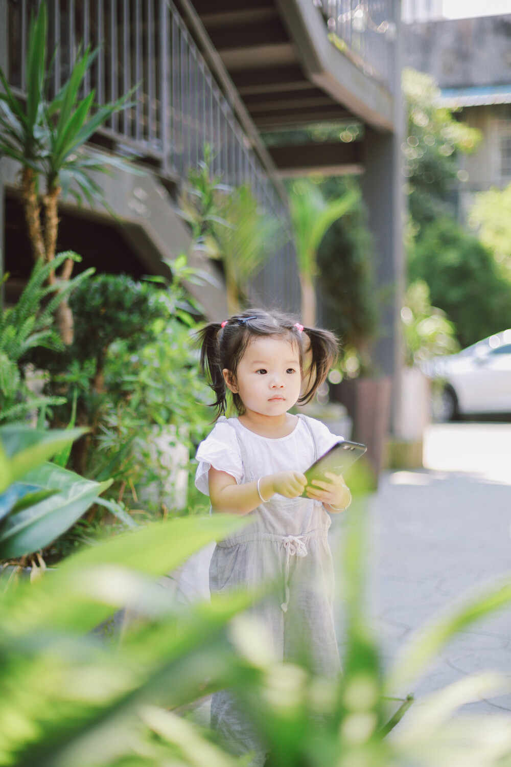 按比例缩放
摄影：洪小漩
出镜：熙熙
和婷婷约了带着熙熙去拍照。
我说以后一年一次，拍到18岁，排成传统。
今年份的照片，熙熙老爸因为出差昆明，遗憾缺席，我说没事，下次再拍一组补上就成呢。
相比去年，熙熙按比例缩放，变成了大号的熙熙。
两岁多的宝宝，已经开始会表达自己的需求，也学会了耍无赖。
拍完照，婷婷叹口气，说带孩子就是这个样子的，以后你就知道了。
话虽如此，但是这份甜蜜的负担，明明是甘之若饴的笑靥绽放在脸上呢。