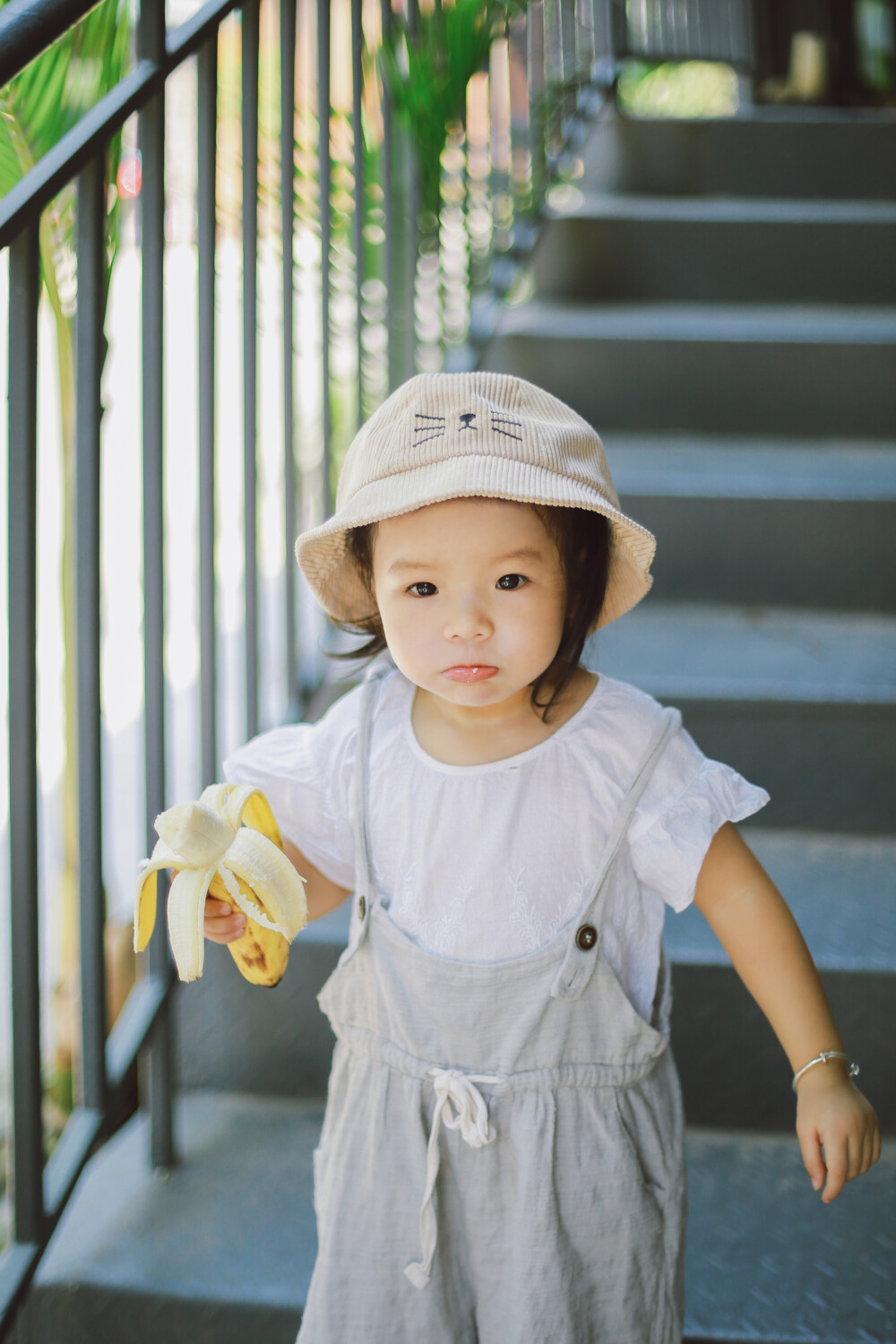 按比例缩放
摄影：洪小漩
出镜：熙熙
和婷婷约了带着熙熙去拍照。
我说以后一年一次，拍到18岁，排成传统。
今年份的照片，熙熙老爸因为出差昆明，遗憾缺席，我说没事，下次再拍一组补上就成呢。
相比去年，熙熙按比例缩放，变成了大号的熙熙。
两岁多的宝宝，已经开始会表达自己的需求，也学会了耍无赖。
拍完照，婷婷叹口气，说带孩子就是这个样子的，以后你就知道了。
话虽如此，但是这份甜蜜的负担，明明是甘之若饴的笑靥绽放在脸上呢。