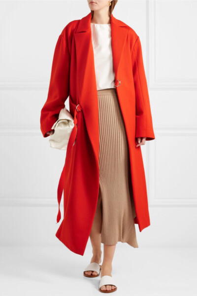 Jil Sander 这款外套采用经久耐穿的羊毛混纺面料制成，其艳红色调定能为你的就业装束增添亮点，单边侧面开衩则凸显其宽松廓形。建议系上正面腰带，微微收束出优美身形。