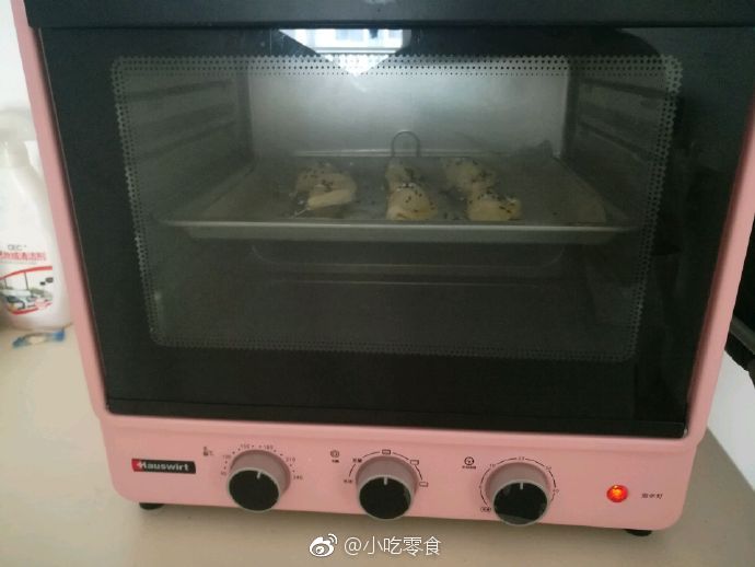 [给你小心心]超大果肉芒果酥比蛋挞还好吃的芒果酥，制作超简单~主料蛋挞皮6只\t芒果一个 蛋液适量\t黑芝麻适量做法：1、准备好蛋挞皮和芒果2.、 芒果切开，划几刀，取出果肉3、蛋挞皮中放入适量的芒果丁，对半捏合4、去锡纸，刷上蛋液，撒上黑芝麻。烤箱上下火180℃，20分钟。5、完成~香香酥酥超大果肉~By：落单sady