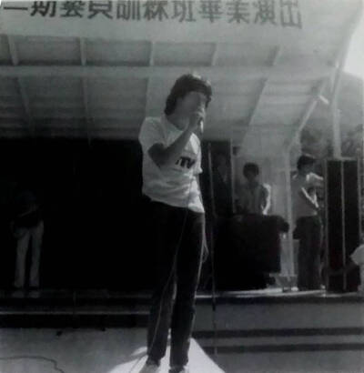 #荣史上的今天# 1977年8月25日，丽的电视台举办第二期艺员训练班毕业演出，当年刚入行的张国荣应邀担任表演嘉宾，上台演唱歌曲。当期毕业的艺员中，有之后跟他合作过的马敏儿、万梓良等人。
同日，张国荣的第一张个…