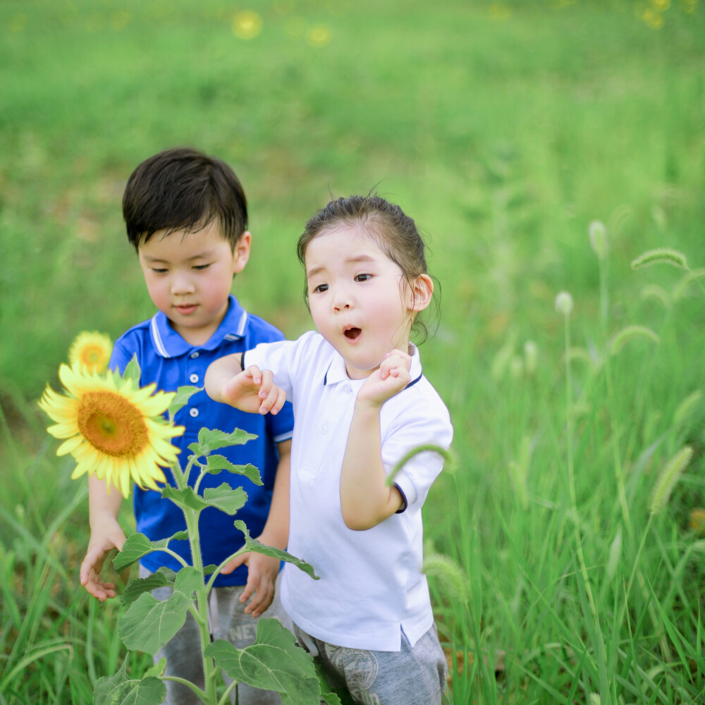 小哥哥小妹妹
摄影：洪小漩
出镜：泡泡和艾玛
见到你们很开心。