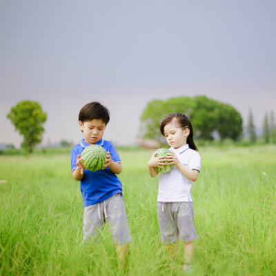 小哥哥小妹妹
摄影：洪小漩
出镜：泡泡和艾玛
见到你们很开心。