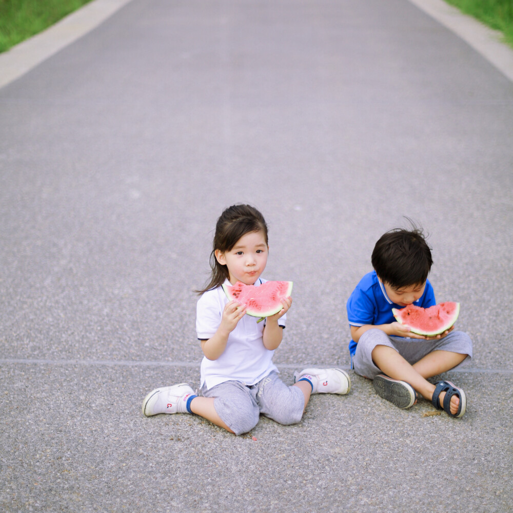 小哥哥小妹妹
摄影：洪小漩
出镜：泡泡和艾玛
见到你们很开心。