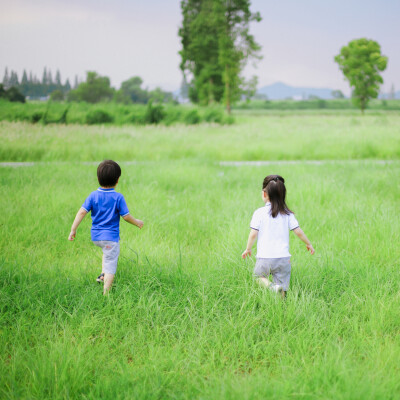 小哥哥小妹妹
摄影：洪小漩
出镜：泡泡和艾玛
见到你们很开心。