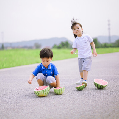 小哥哥小妹妹
摄影：洪小漩
出镜：泡泡和艾玛
见到你们很开心。