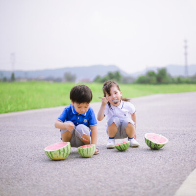 小哥哥小妹妹
摄影：洪小漩
出镜：泡泡和艾玛
见到你们很开心。