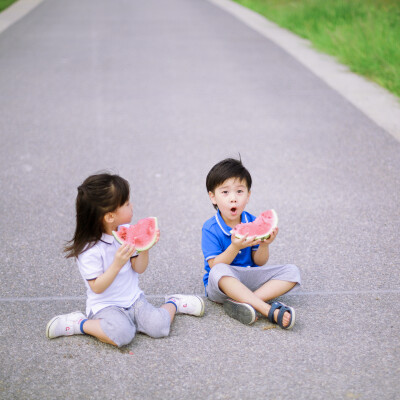 小哥哥小妹妹
摄影：洪小漩
出镜：泡泡和艾玛
见到你们很开心。