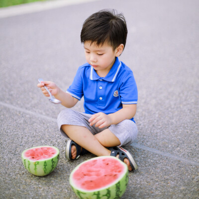 小哥哥小妹妹
摄影：洪小漩
出镜：泡泡和艾玛
见到你们很开心。