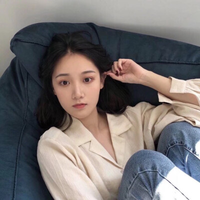 短发女生头像拿图点赞