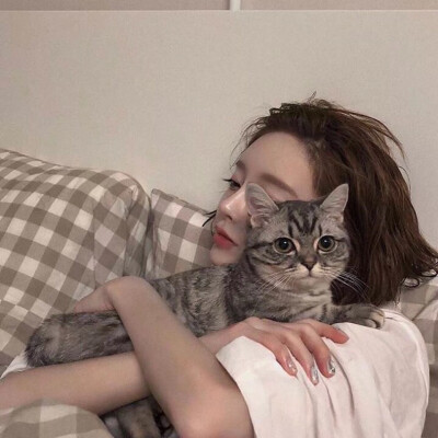 短发女生头像拿图点赞