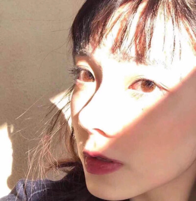 短发女生头像拿图点赞