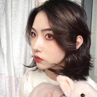 短发女生头像拿图点赞