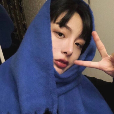 短发女生头像拿图点赞