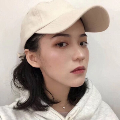短发女生头像拿图点赞